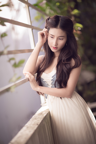 Diễm My 9x đẹp như thiên thần bên khung cửa sổ